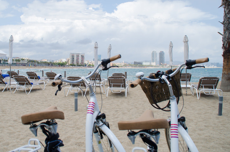 fietsen langs het strand in Barcelona