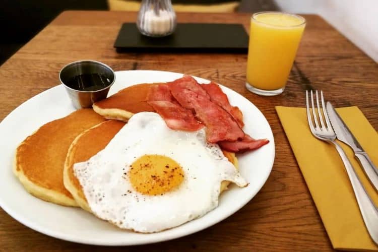 Pannenkoeken met ei en spek Mama's café