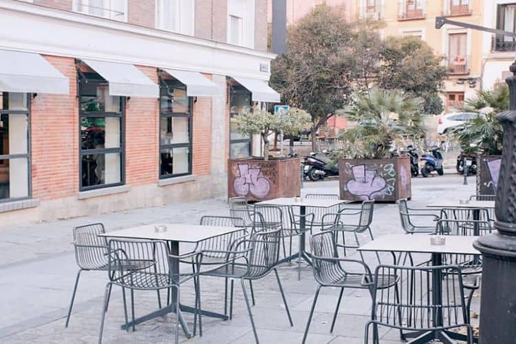 Buitenterras met tafels en stoelen Federal Café